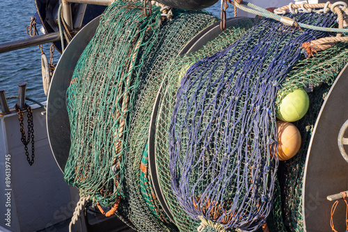 filets de pêche,chalutier, bateau de pêche, bateau, pêche, navire, filets, nasses, pont, mer, eau, port, industrie, métier, pêcheur, matériel, filet, nasse, poissons,maritime