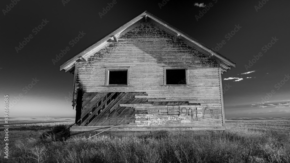 Obraz premium Little Schoolhouse on The Prairie - the derelict one room Highland Schoolhouse of Douglas County, Washington. Erected circa 1905, shuttered 1949.