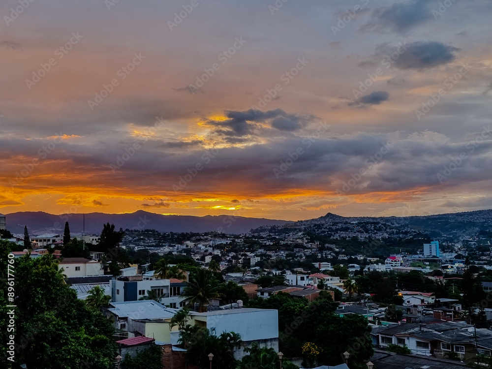 Obraz premium Sunset Over Tegucigalpa: High Point View of the City. The dramatic sky and illuminated urban landscape highlight the charm and vibrancy of Honduras' capital city