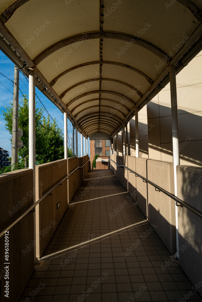 夕日に照らされる通路 夕日に照らされる通路