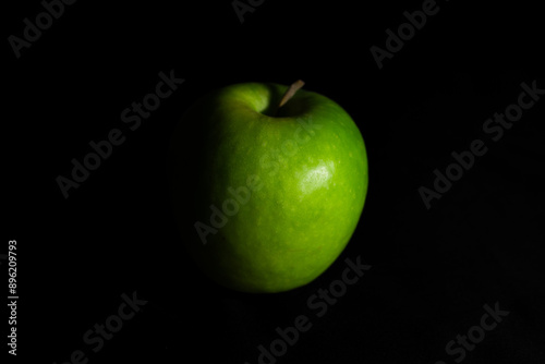 Grüner Apfel in stimmigem Licht