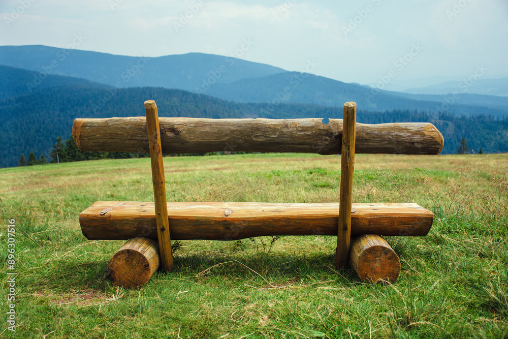 Beskid Żywiecki; ławka na szczycie Rysianki
