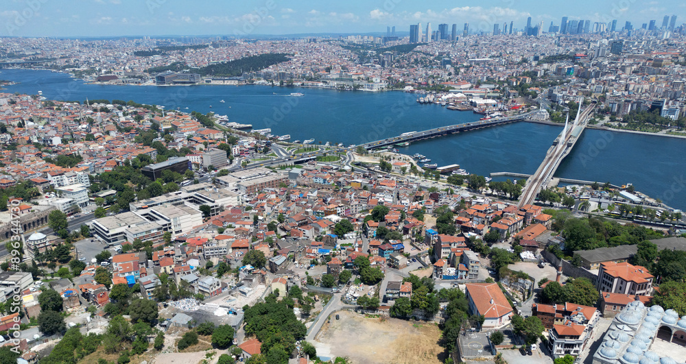 Obraz premium A drone view of the Golden Horn and Suleymaniye district in Istanbul, Turkey