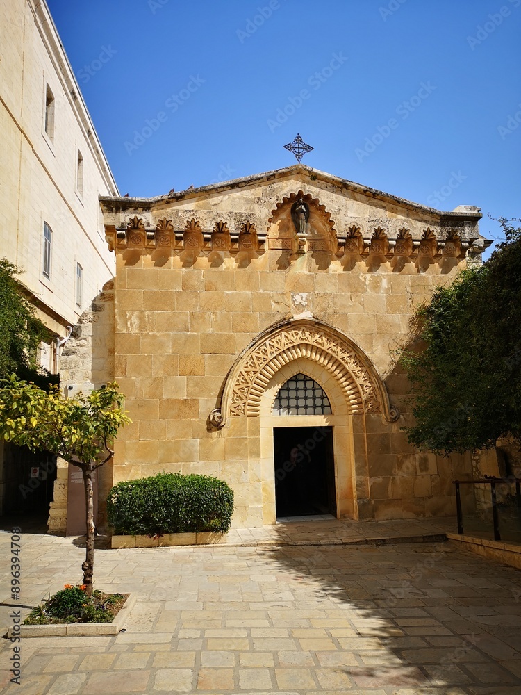 Fototapeta premium Kirche im Innenhof