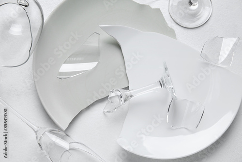 Quadro su tela Broken dishes and glasses on light background, closeup