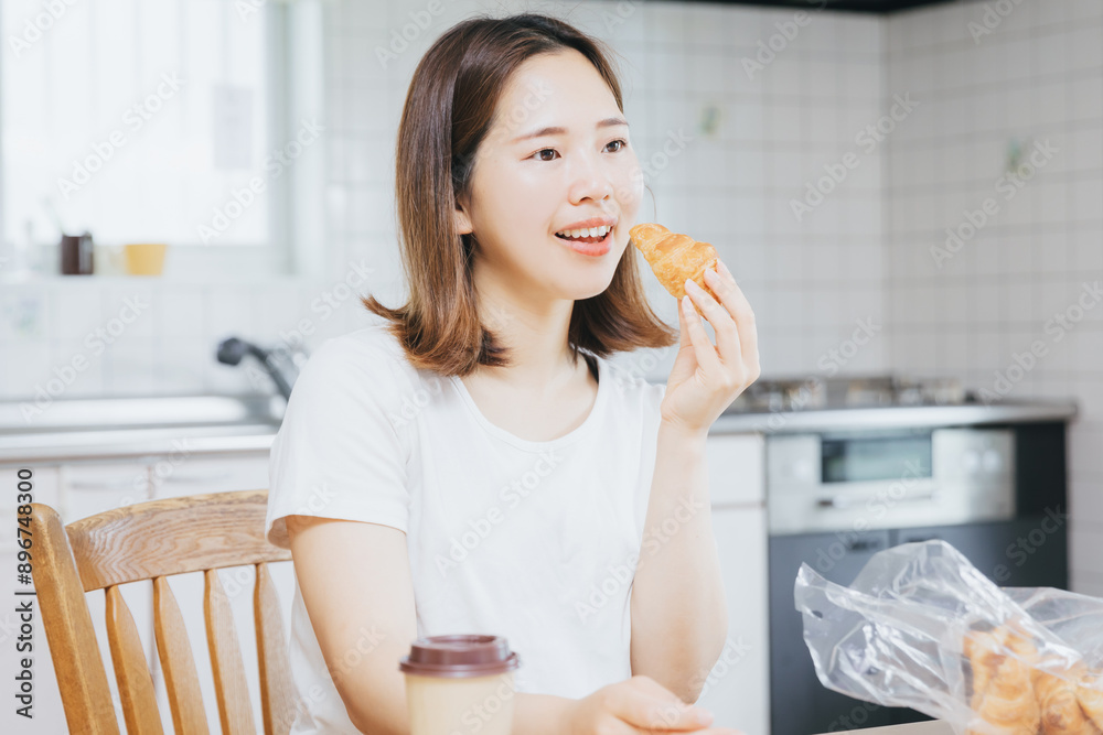 woman having breakfast in kitchen
朝食を食べる女性 woman having breakfast in kitchen
朝食を食べる女性