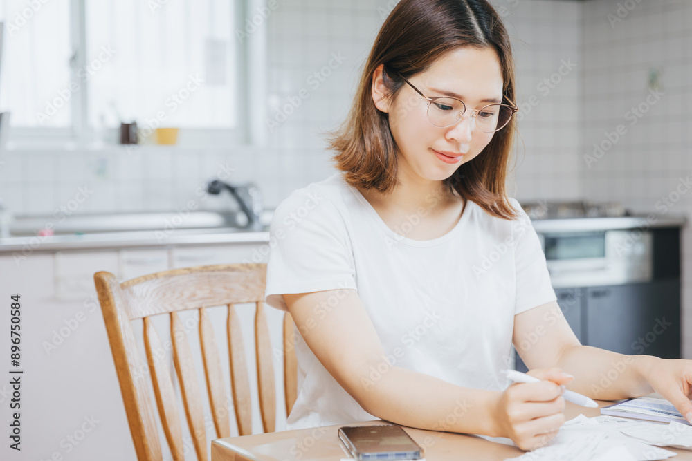 お金を管理する主婦
Housewife who manages money お金を管理する主婦
Housewife who manages money