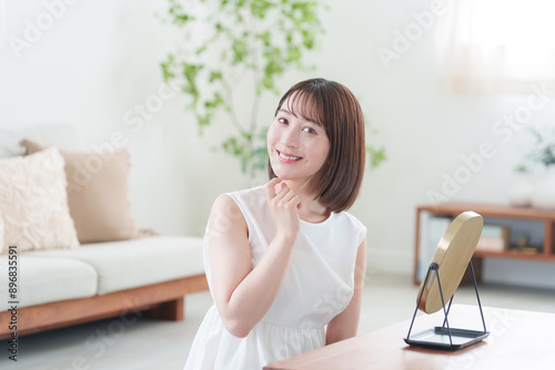 考える若い女性(美容・スキンケア) Free Download 考える若い女性(美容・スキンケア) - GFXLoad