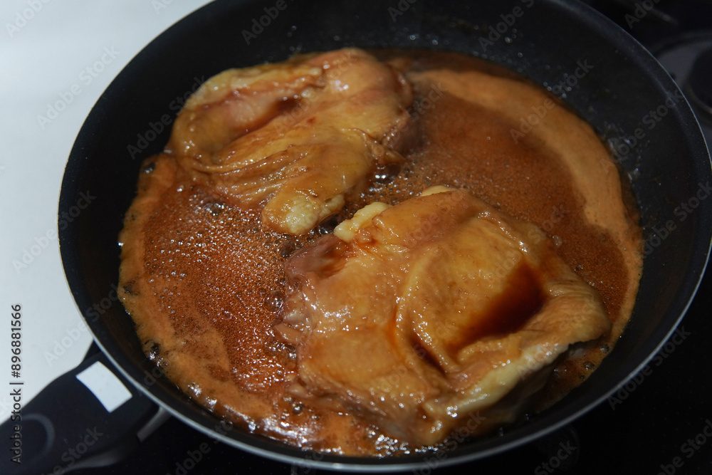 鶏もも肉の醬油煮を作る様子