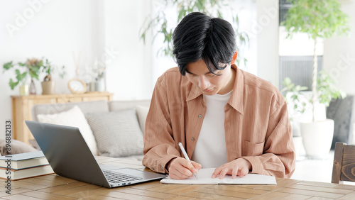Fotografía 自宅で資格の勉強をする男性