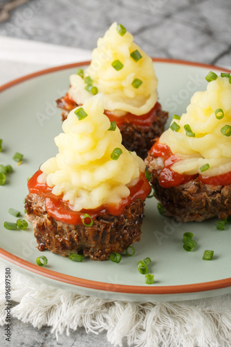 Obraz na płótnie Delectable little Meatloaf Muffins with mashed potatoes on top closeup on the plate on the table. Vertical w salonie