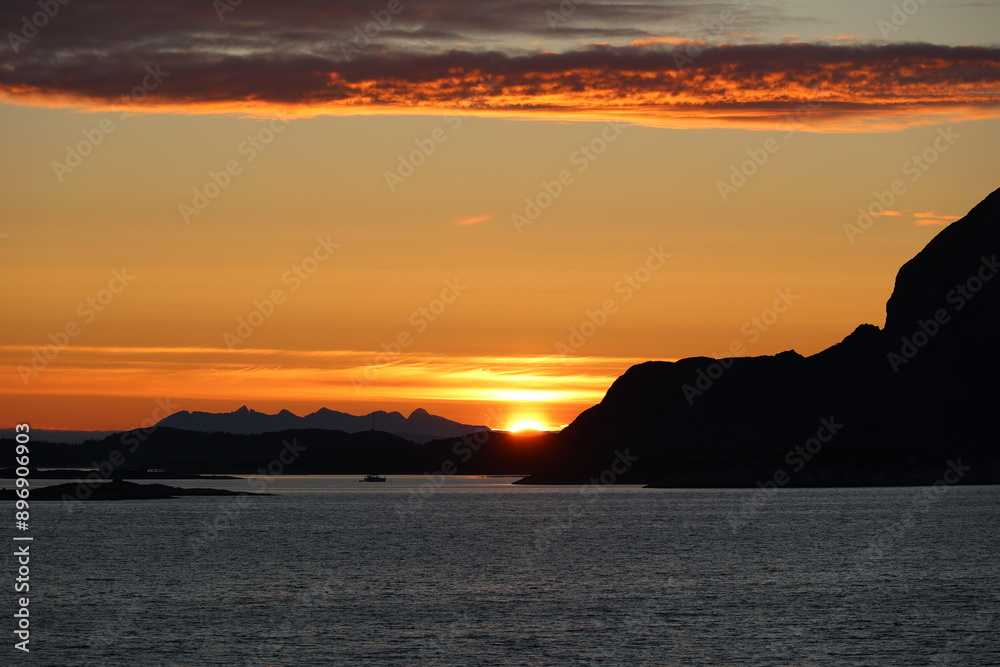 Obraz premium Sunrise at the famous rock Torghatten, Norway 