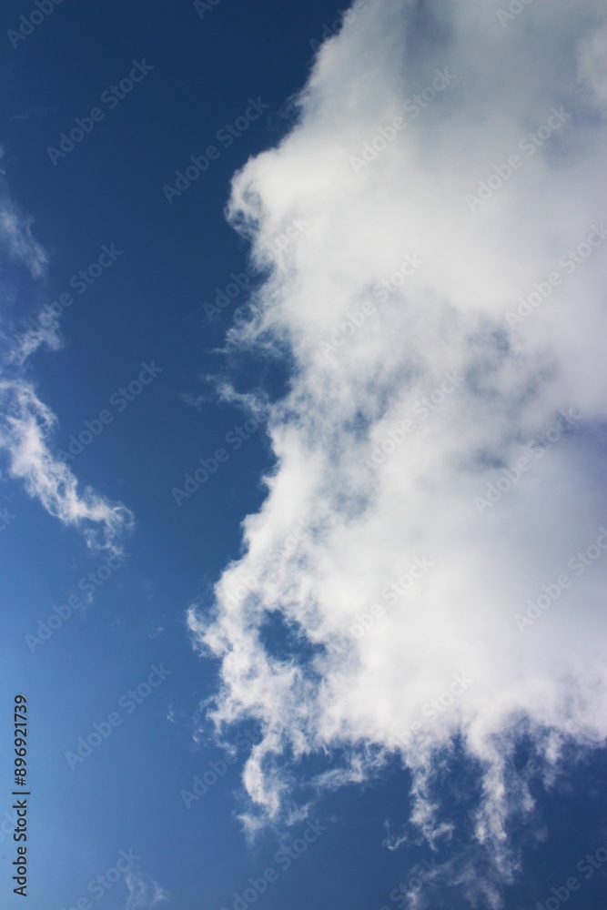 Obraz premium Blue sky background with clouds