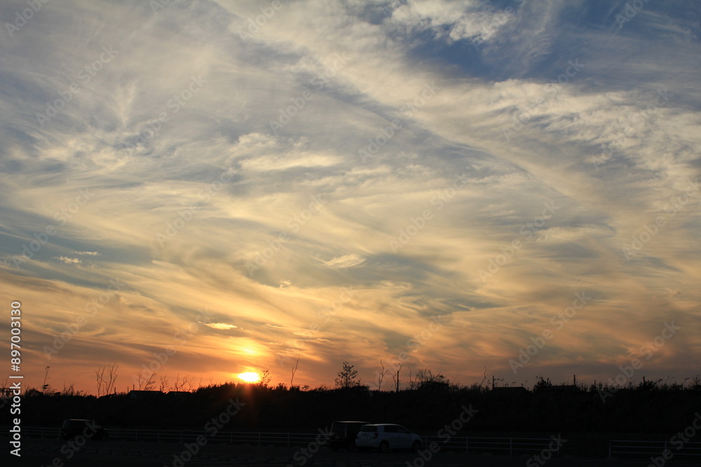 Naklejka premium 九十九里浜の夕日に染まる雲