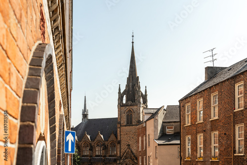 Blick auf Kirche in den engen Straßen von Londonderry Derry Stadt Nordirland County Derry photo