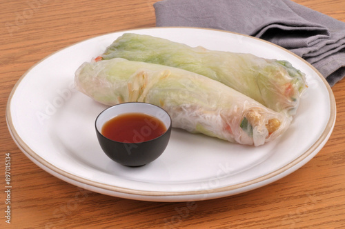 Assiette avec des rouleaux de printemps faits maison et un bol de sauce nuoc mam photo