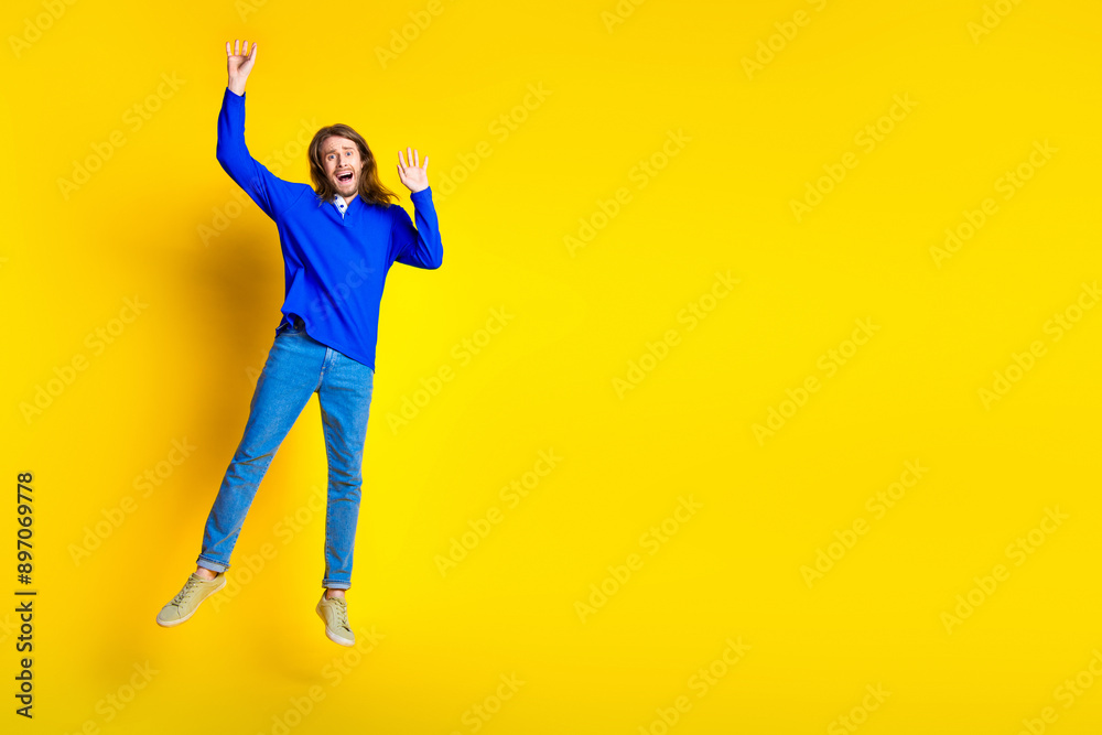 Φωτογραφία Photo of worried nervous funny man wear trendy blue clothes empty space isolated
