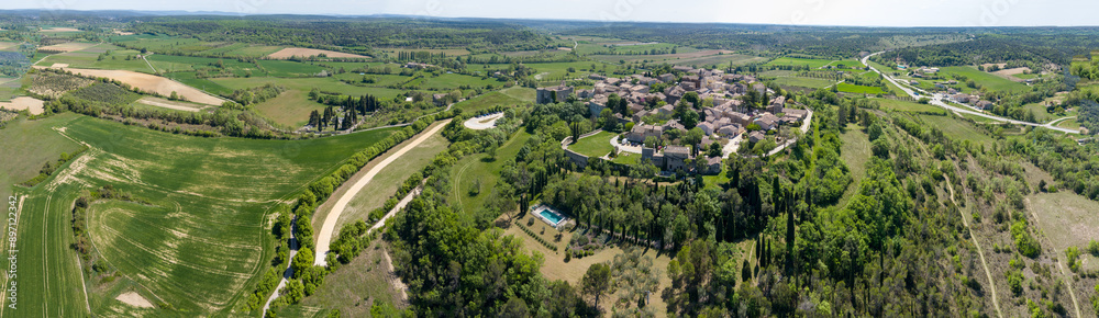 Panorama aérien de la ville médiévale de Lussan dans le Gard, un des plus beaux villages de France