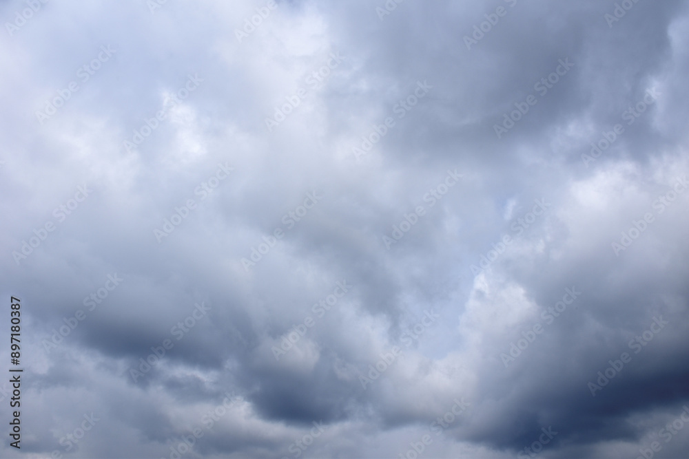 Obraz premium 雲の多い空、近づく嵐