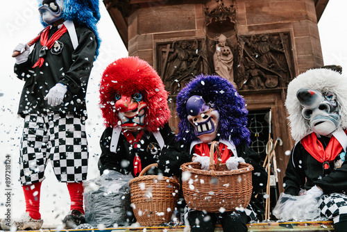 Waggis streuen Konfetti an der basler fasnacht photo