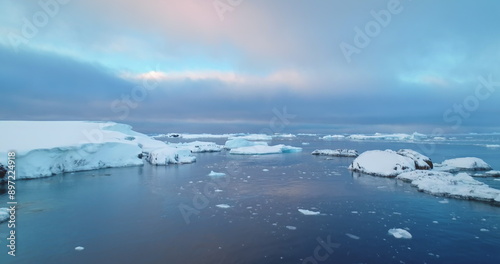 Fotografía Sunset over Antarctica ocean coast winter landscape