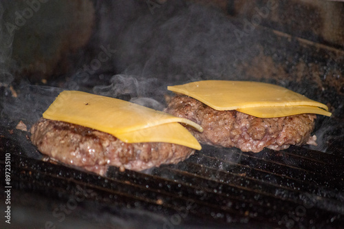 Melting Cheese on a Sizzling Cheeseburger, Queijo Derretendo em um Hambúrguer