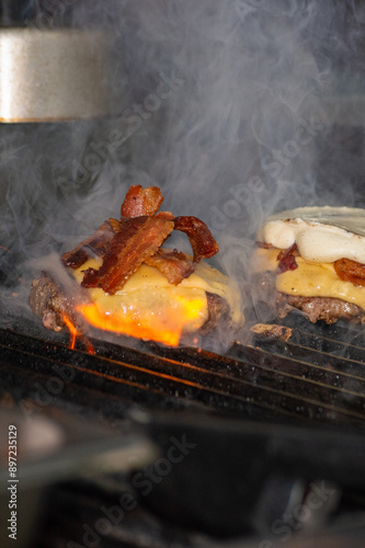 Bacon Cheeseburger with Gooey Cheese on the Grill with Bacon, Ready to be Served, Hambúrguer com Bacon e Queijo Derretido na Grelha