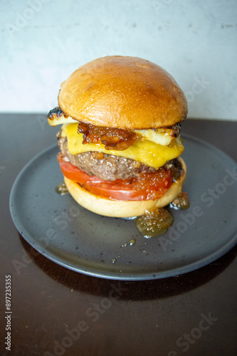 Hamburguer suculento, Juicy Cheeseburger with Bacon and Pickles