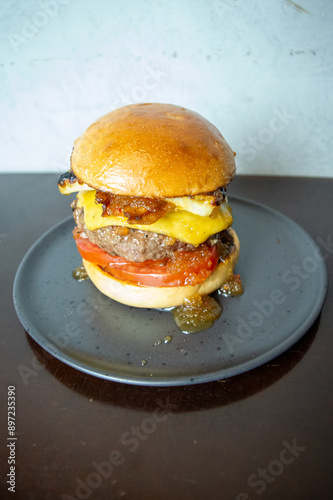 Hamburguer suculento, Juicy Cheeseburger with Bacon and Pickles