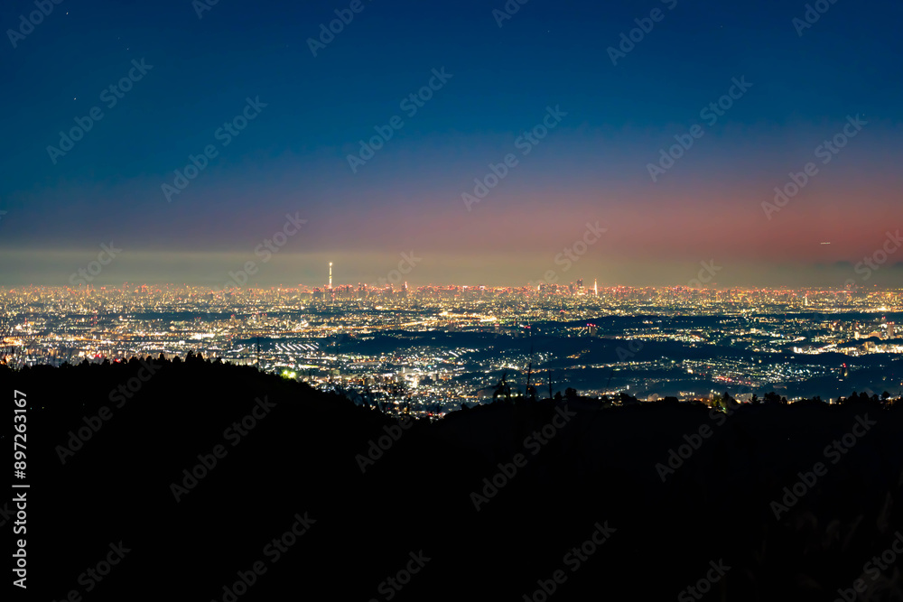 Obraz premium 小仏城山からの初日の出前の夜景