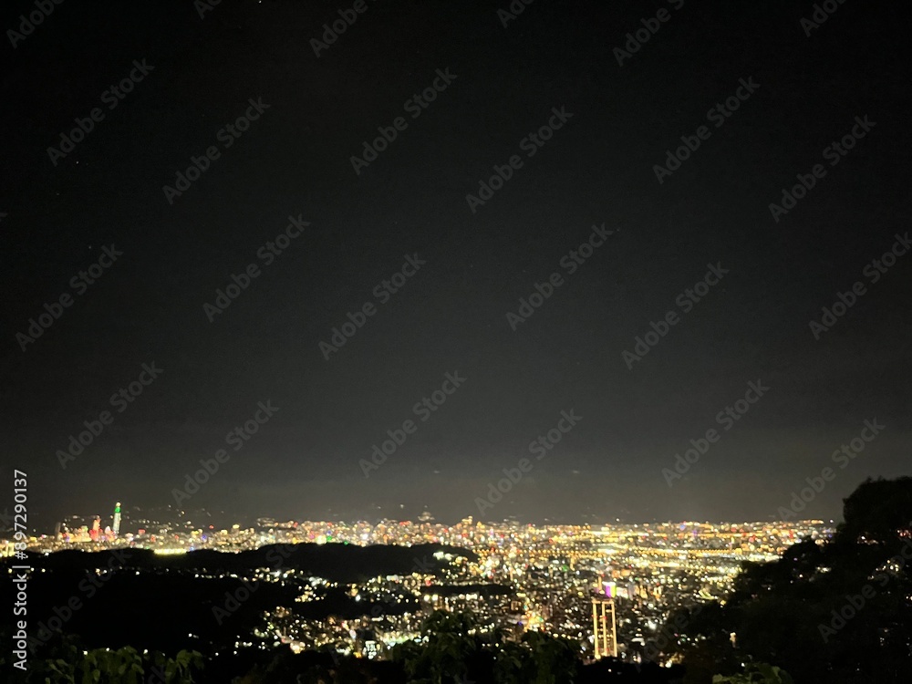 Fototapeta premium lightning over the town