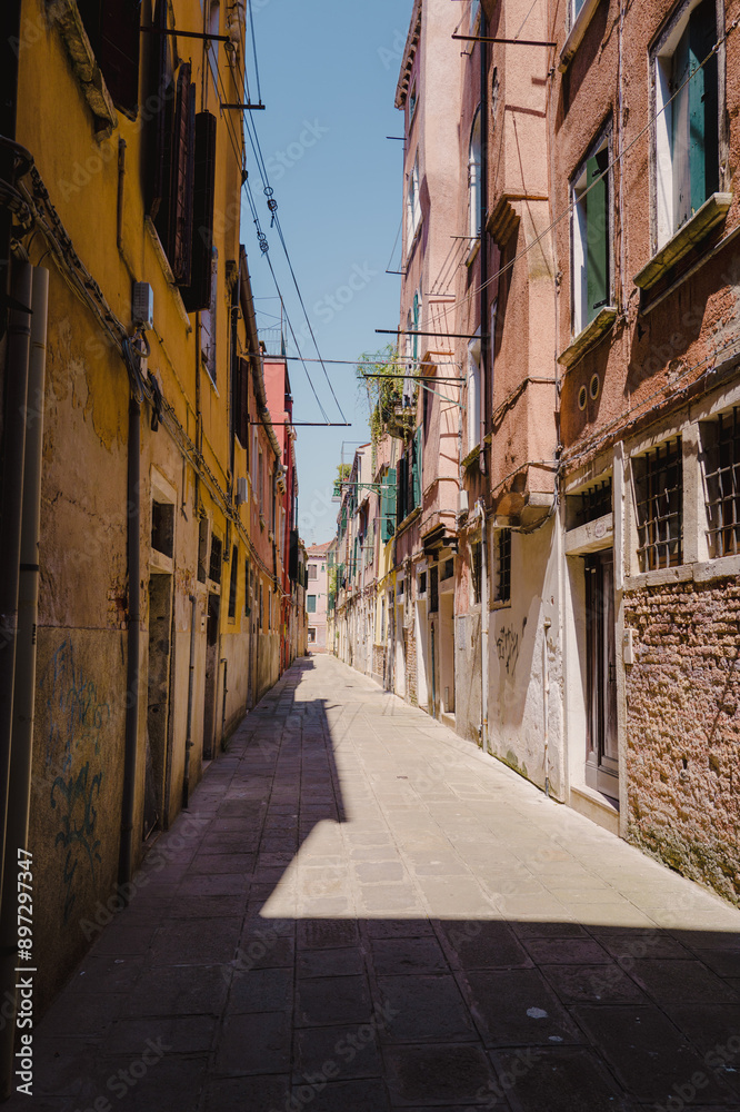 Fototapeta premium magnifique vue d'une ruelle de la ville de Venise en Italie