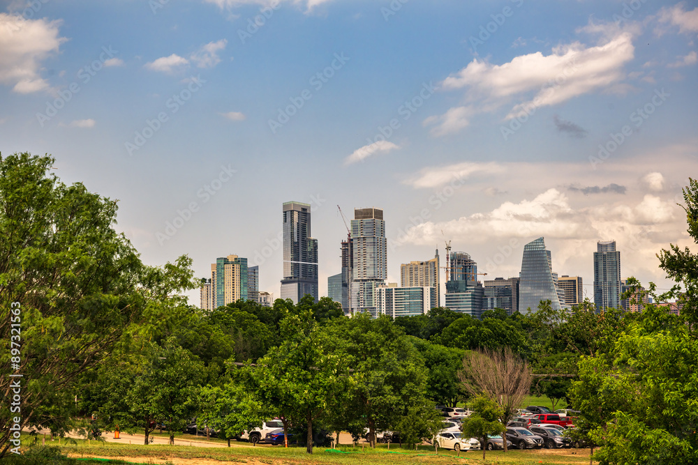 Fototapeta premium 2024-06-02 A VIEW OF THE CITY SKYLINE OF AUSTIN TEXAS FROM ZILKER PARK