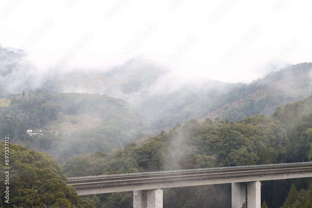 霧に包まれた山 霧に包まれた山