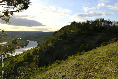 Abend über dem Naturschutzgebiet Grainberg-Kalbenstein am Main bei Karlstadt, Landkreis Main-Spessart, Unterfranken, Bayern, Deutschland.