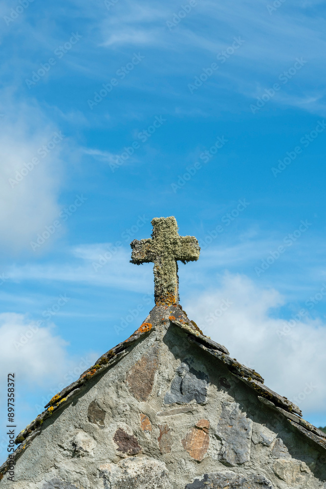 Croix en pierre sous un ciel bleu, Auvergne, France Croix en pierre sous un ciel bleu, Auvergne, France
