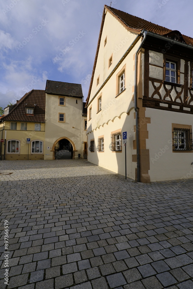 Fototapeta premium Historisches Rathaus von 1561 in Gochsheim, Landkreis Schweinfurt, Unterfranken, Bayern, Deutschland.