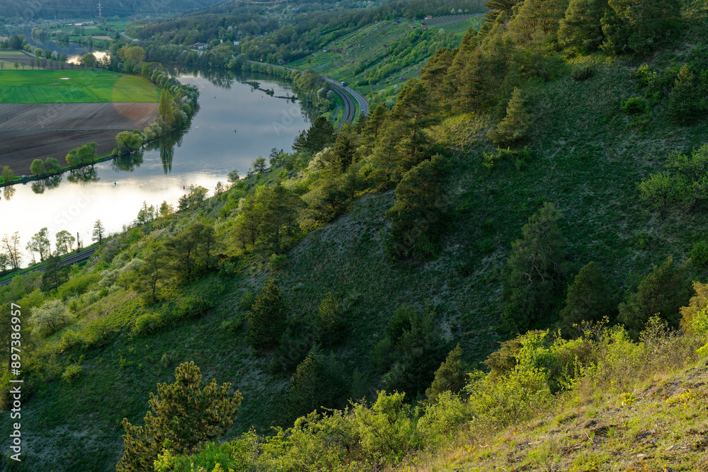 Abend über dem Naturschutzgebiet Grainberg-Kalbenstein am Main bei Karlstadt, Landkreis Main-Spessart, Unterfranken, Bayern, Deutschland. Abend über dem Naturschutzgebiet Grainberg-Kalbenstein am Main bei Karlstadt, Landkreis Main-Spessart, Unterfranken, Bayern, Deutschland.
