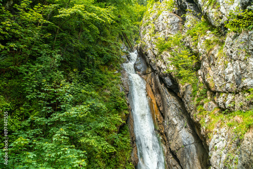 Hallstätter Wasserfall und Mühlbach in der idyllischen Alpenregion am Hallstätter See in Österreich Salzkammergut