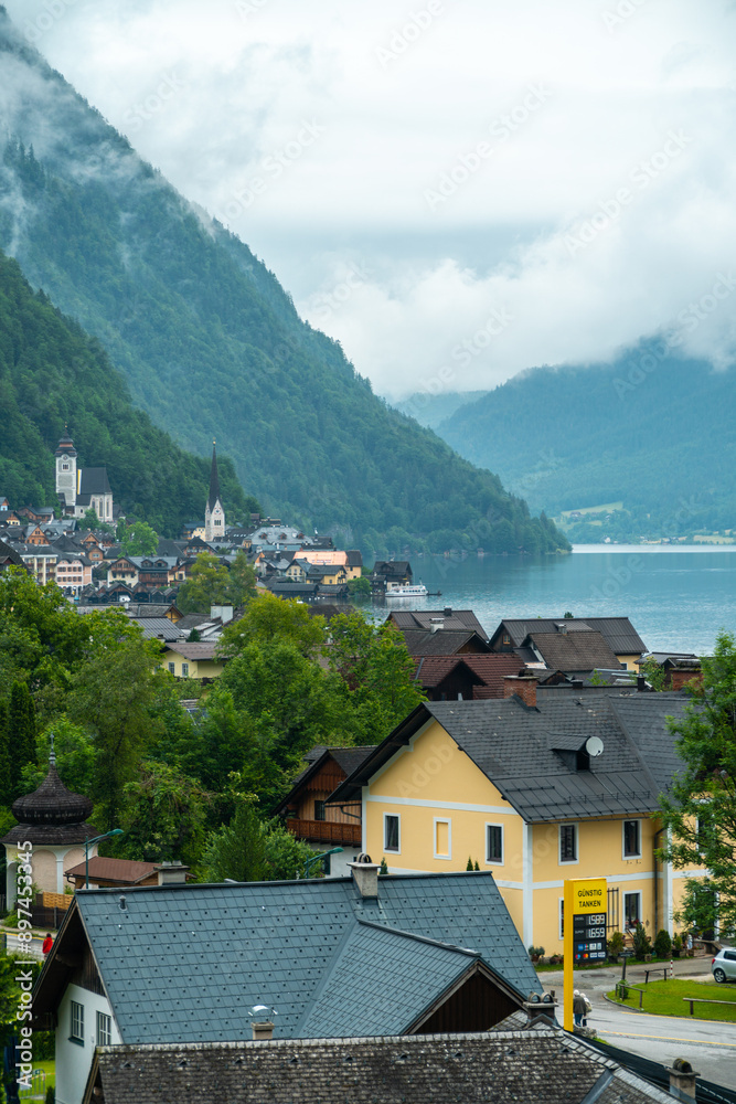 Fototapeta premium Blick auf Hallstatt und Hallstätter See, Bergpanorama im Sommer Salzkammergut, Österreich