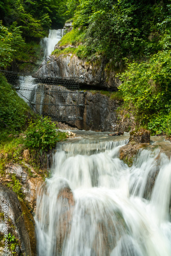 Hallstätter Wasserfall und Mühlbach in der idyllischen Alpenregion am Hallstätter See in Österreich Salzkammergut