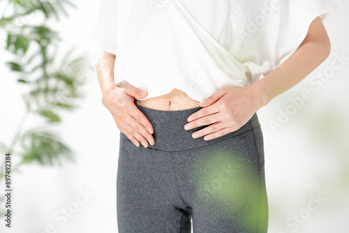 ウエスト　腹筋　便秘　女性　パーツ