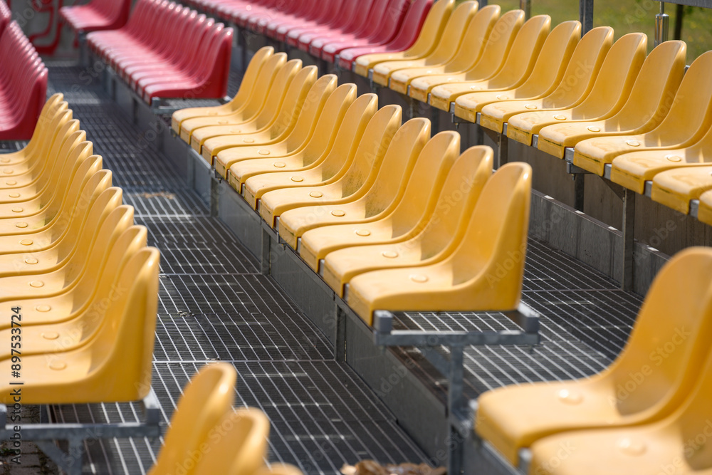 Fototapeta premium Żółto czerwone krzesełka sportowe