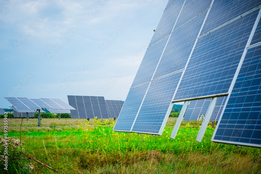 Photovoltaik Anlage auf einem Feld, Bayern, Deutschland Photovoltaik Anlage auf einem Feld, Bayern, Deutschland