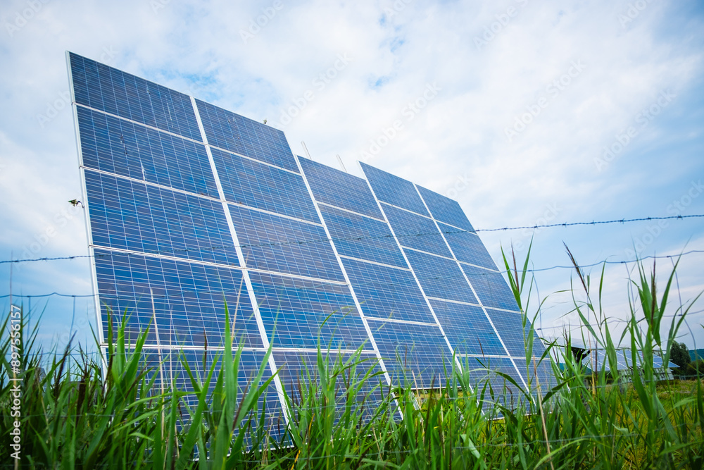 Photovoltaik Anlage auf einem Feld, Bayern, Deutschland Photovoltaik Anlage auf einem Feld, Bayern, Deutschland