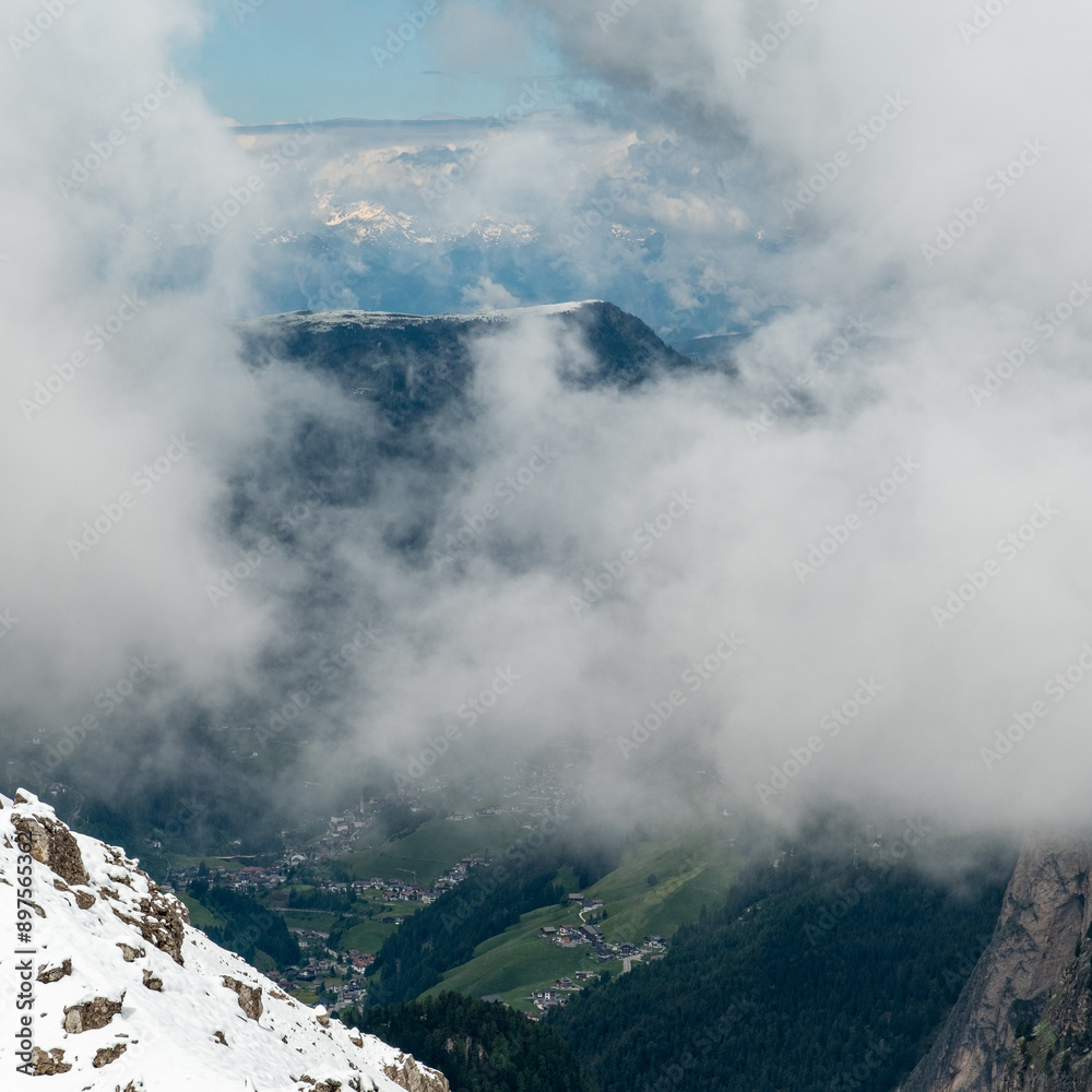 Obraz premium Glimpsing Selva di Val Gardena: Cloud-Covered Views from the Cir Group Hiking Trail