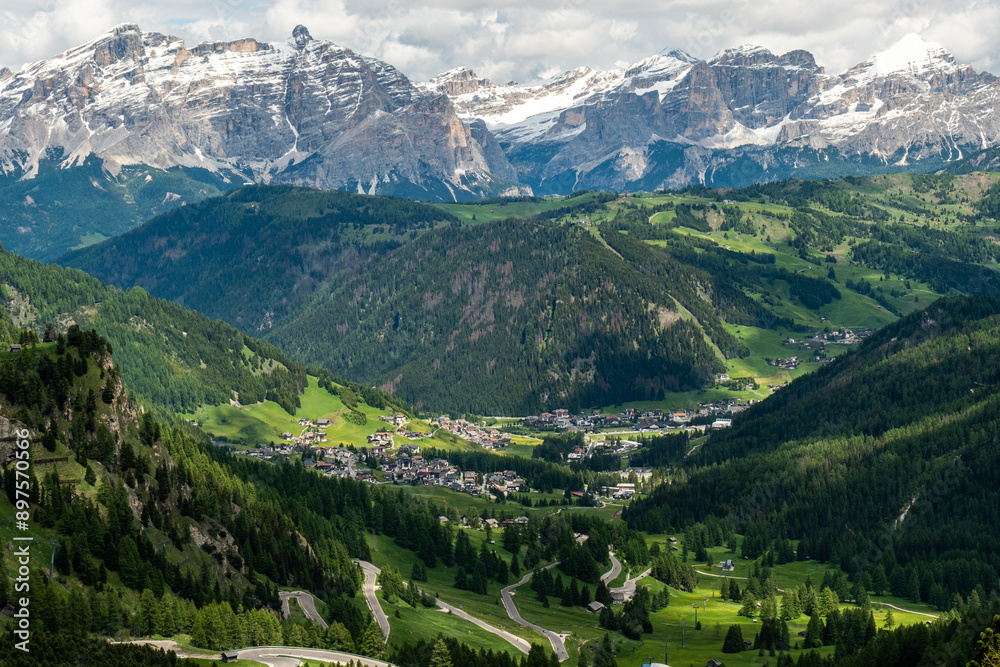 Fototapeta premium Scenic Serpentine Drive: From Gardena Pass to Colfosco with a Mountainous Backdrop