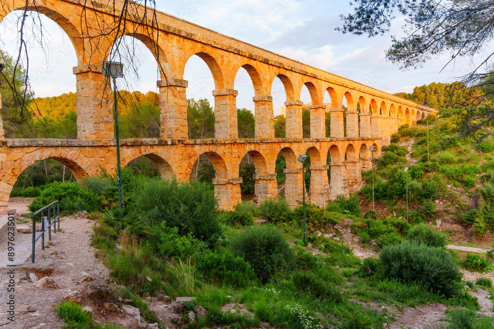 Obraz premium Impressive Roman Aqueduct Structure in Tarragona, Spain