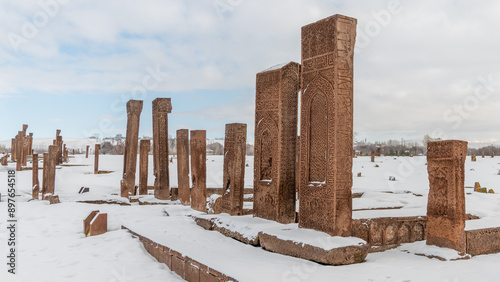 Foto Historical Ahlat cemetery tombstones left by the Ahlatshah dynasty in an islamic cemetery