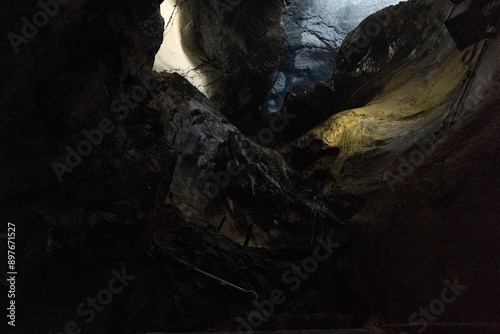  la grotte de Chutes du Trümmelbach à Lauterbrunnen en suisse photo